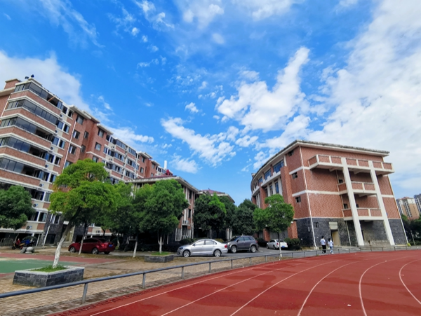 育山高级中学图片