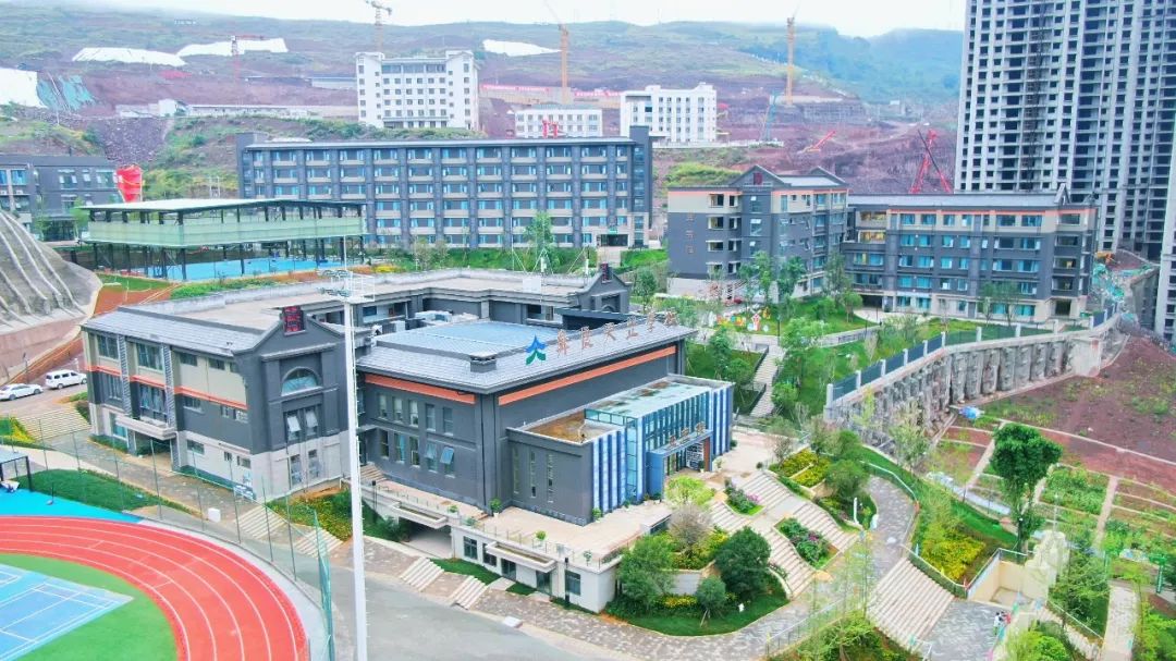 经过3年的艰苦奋斗,彝良天立学校获得了来自各级领导,社会各界,广大